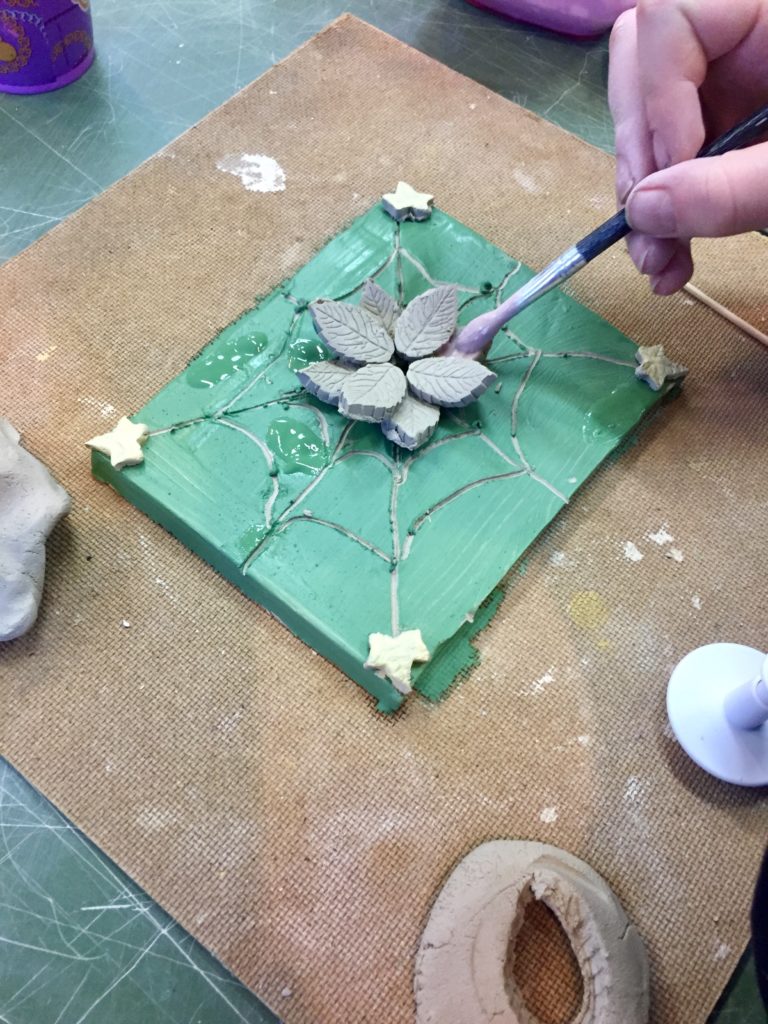 Kleitegel met engobes